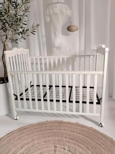 سرير مواليد خشب أبيض 130×70 – تصميم BC21 – حتى 5 س...