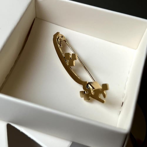 بيبي شاين بروش باسم المولود للأطفال - تصميم حسب ال...