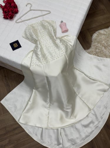 فستان سهره ابيض ورمادي وعنابي