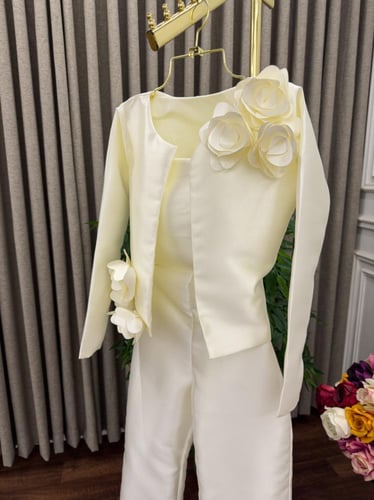 جمبسوت لارا ابيض دانتيل