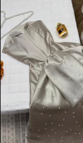 فستان سهره ابيض ورمادي وعنابي