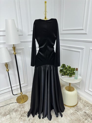 فستان اسود مخملي