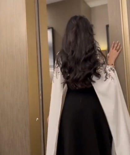 فستان اسود مع شال مطرز من الجهتين