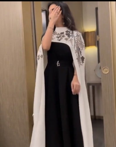 فستان اسود مع شال مطرز من الجهتين