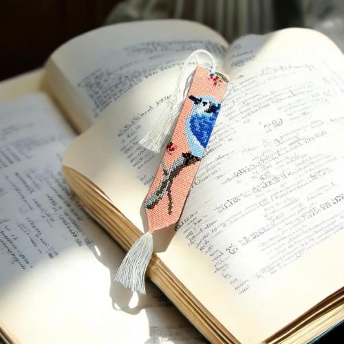 فاصل كتاب طائر على غصن شجرة