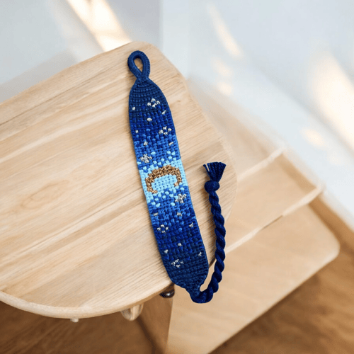 اسوارة مصنوعة يدويا