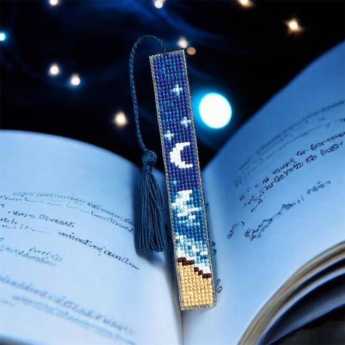قمر على شاطئ البحر