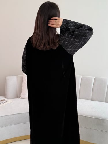 عبايه مخمل نص كلوش 1018