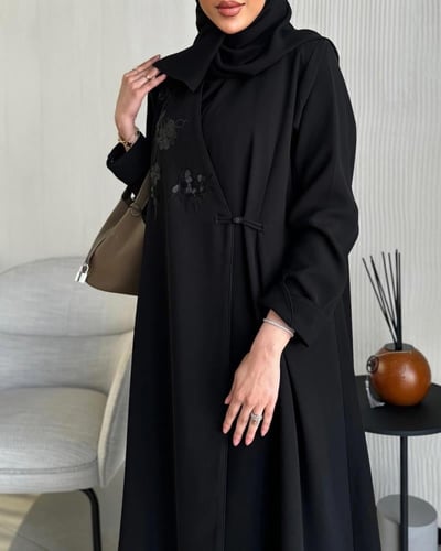 عبايه بتطريز زهرة الساكورا 1138