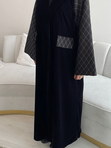 عبايه مخمل نص كلوش 1018