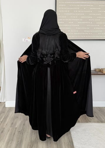 عبايه مخمل بكسره خلفية 1372