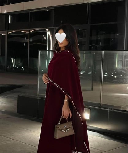 عبايه مخمل احمر قصه نص كلوش بشال احمر 1032