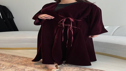 عبايه مخمل برغندي قصه كلوش لف 1028