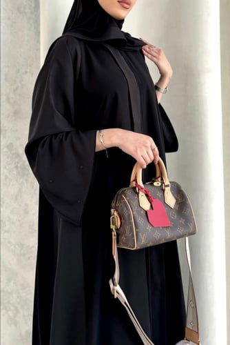 عبايه بتداخل قماشين اسود 1275