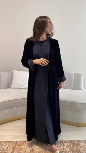 عبايه نص كلوش مخمل وتفته 1017