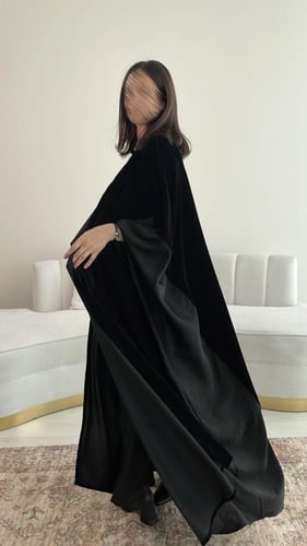 عبايه قصه بشت مخمل وكريب حرير 1029