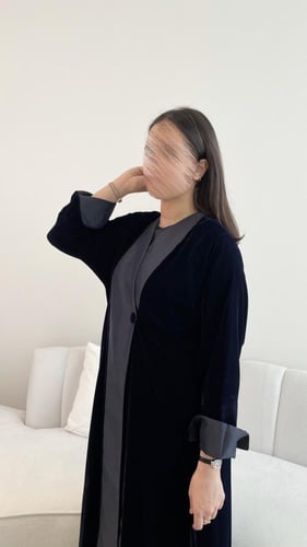 عبايه نص كلوش مخمل وتفته 1031