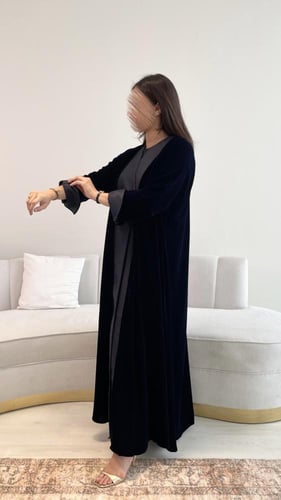 عبايه نص كلوش مخمل وتفته 1031