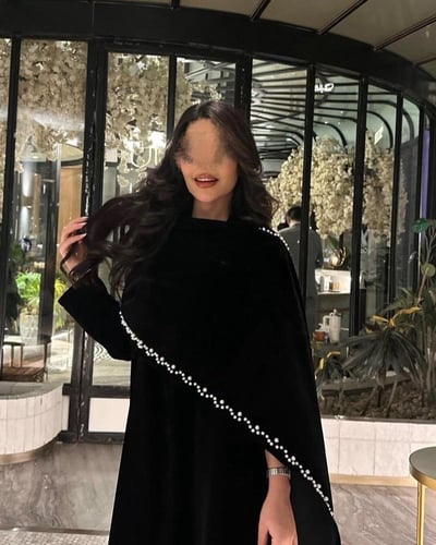عبايه مخمل اسود قصه نص كلوش بشال اسود 1032