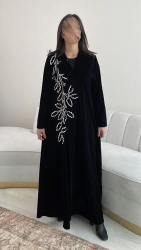 عبايه مخمل بتطريز 1024