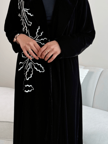 عبايه مخمل بتطريز 1024