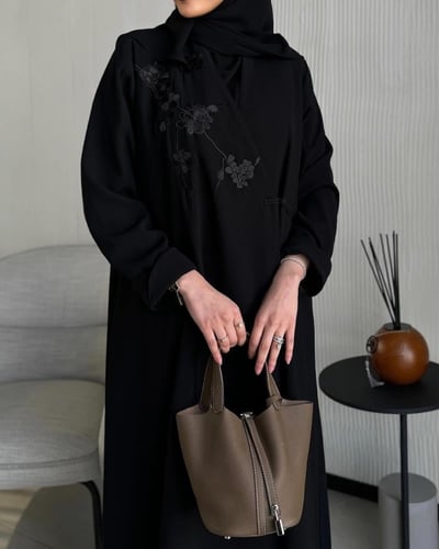 عبايه بتطريز زهرة الساكورا 1138