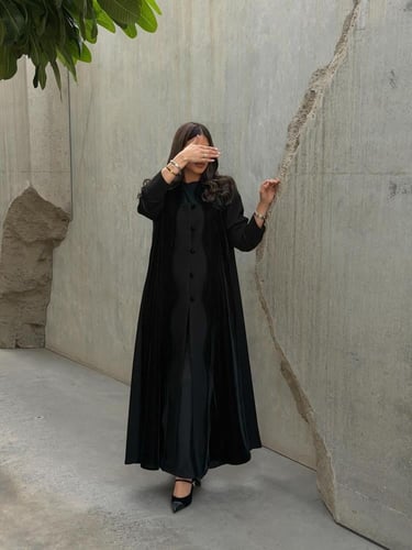 عبايه شتوية بتداخل مخمل 1379