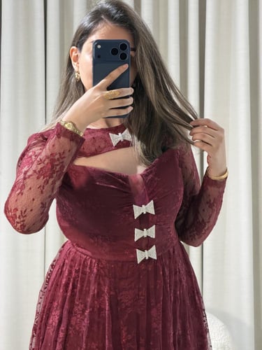 فستان عنابي دانتيل فاخر بتفاصيل فيونكات كريستال وي...