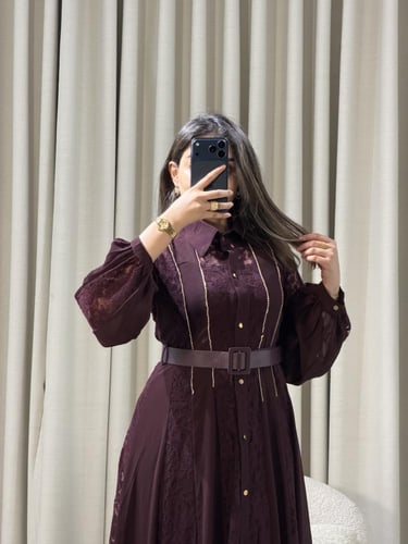 فستان عنابي طويل بتفاصيل دانتيل راقية وحزام أنيق ي...