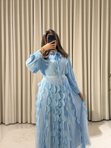 طقم راقي ببلوزة ناعمة وتنورة تول مزينة بتفاصيل ثلا...