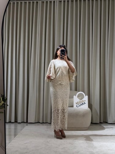 طقم دانتيل أوف وايت بقصة أنثوية راقية