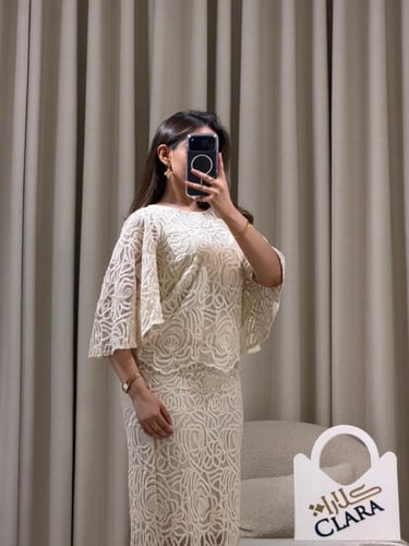 طقم دانتيل أوف وايت بقصة أنثوية راقية