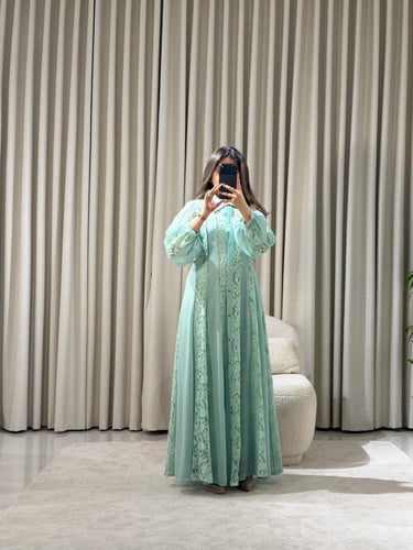 فستان عنابي طويل بتفاصيل دانتيل راقية وحزام أنيق ي...