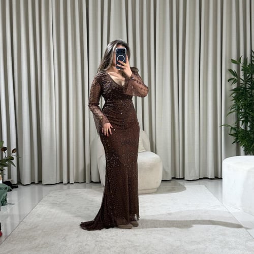 فستان سهرة مطرّز بتصميم أنيق وأكمام شفافة