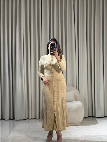 فستان تريكو أنيق بأزرار أمامية وقصة مستقيمة