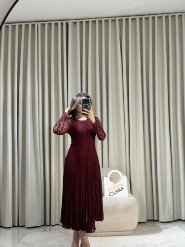 فستان دانتيل عنابي أنيق بقصة انسيابية وأكمام طويلة...