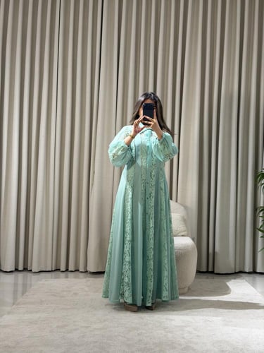 فستان عنابي طويل بتفاصيل دانتيل راقية وحزام أنيق ي...