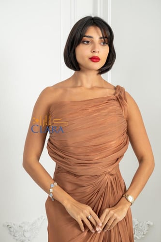 فستان سهرة نحاسي كتف واحد بتصميم درابي ناعم وشق أم...