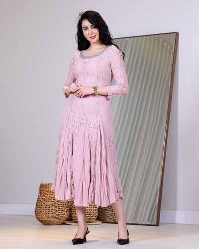 فستان سهرة دانتيل بلمسة فخامة أنثوية