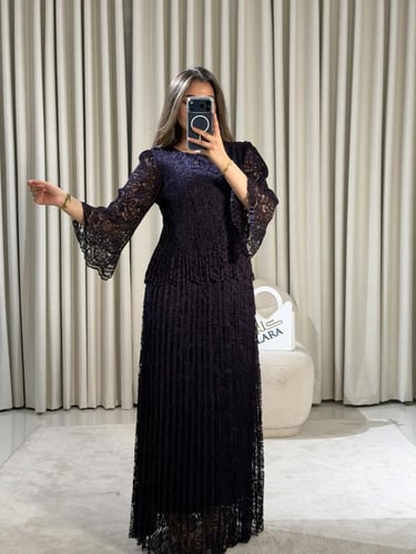 طقم دانتيل خمري أنيق بتصميم انسيابي وأكمام واسعة