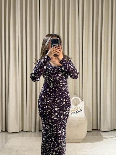 فستان أنثوي مرصّع بتفاصيل لامعة وقصة جذابة