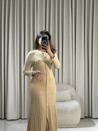 فستان تريكو أنيق بأزرار أمامية وقصة مستقيمة