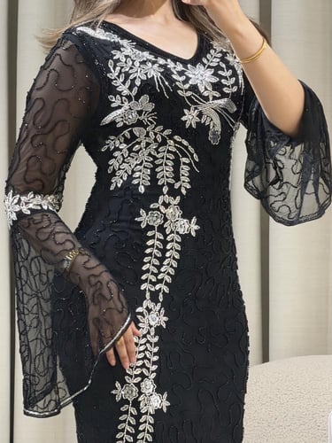 فستان سهرة أسود بتطريز فضي فاخر وأكمام شفافة بقصّة...