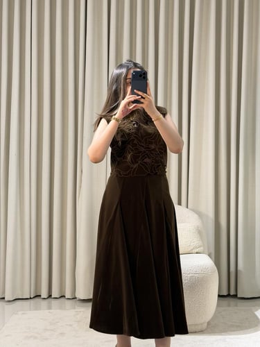 فستان كلاسيكي مزخرف راقٍ