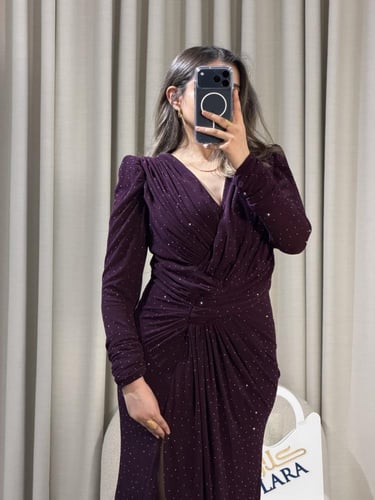 فستان أنثوي بقصة ملفوفة وتفاصيل لامعة راقية