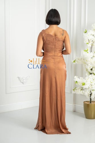 فستان سهرة نحاسي كتف واحد بتصميم درابي ناعم وشق أم...