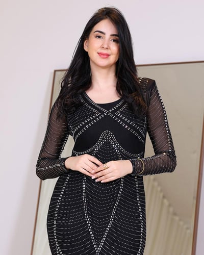 فستان أسود طويل بكريستال