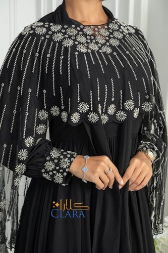 فستان سهرة أسود فاخر بتطريز فضي أنيق وكاب شيفون مز...