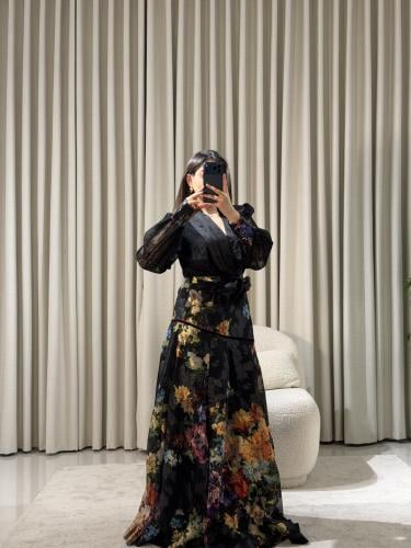 فستان أسود فاخر بطبعات وردية ملونة وقصة ملكية راقي...