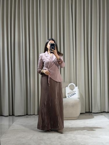 فستان أنيق بتصميم مزدوج وتنورة بليسيه راقية